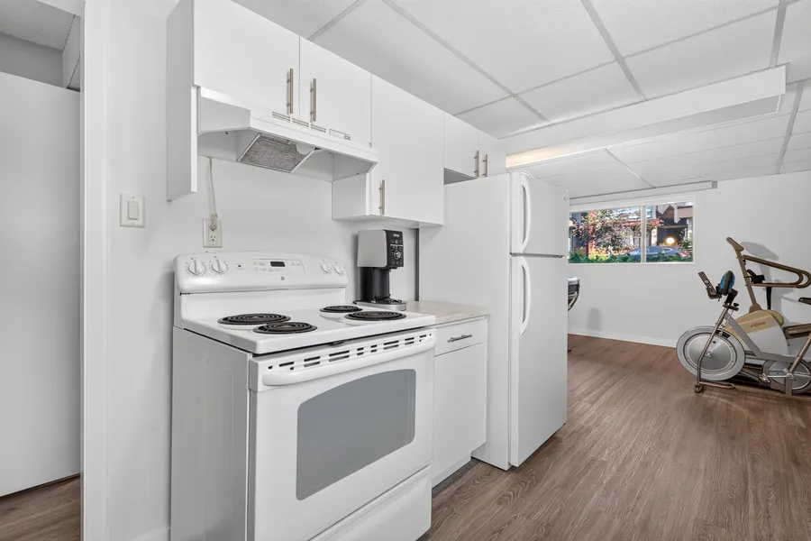 Suite kitchen, range and fridge
